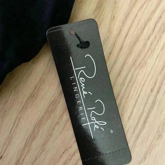 🆕Rene Rofe Seamless Cut Out Black Sport Bra🆕 - Picture 10 of 12